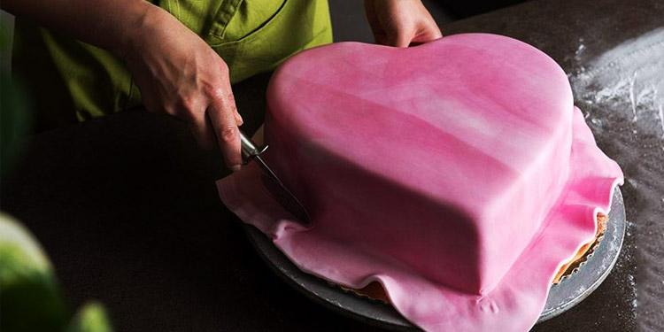 recouvrir le cake design anniversaire de pâte à sucre